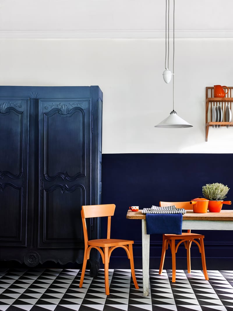 Annie Sloan - Kitchen - Wall Paint in Oxford Navy and Pure, Ombre armoire in Chalk Paint in Oxford Navy and Athenian Black, Chalk Paint in Barcelona Orange - Lifestyle - Portrait (1)
