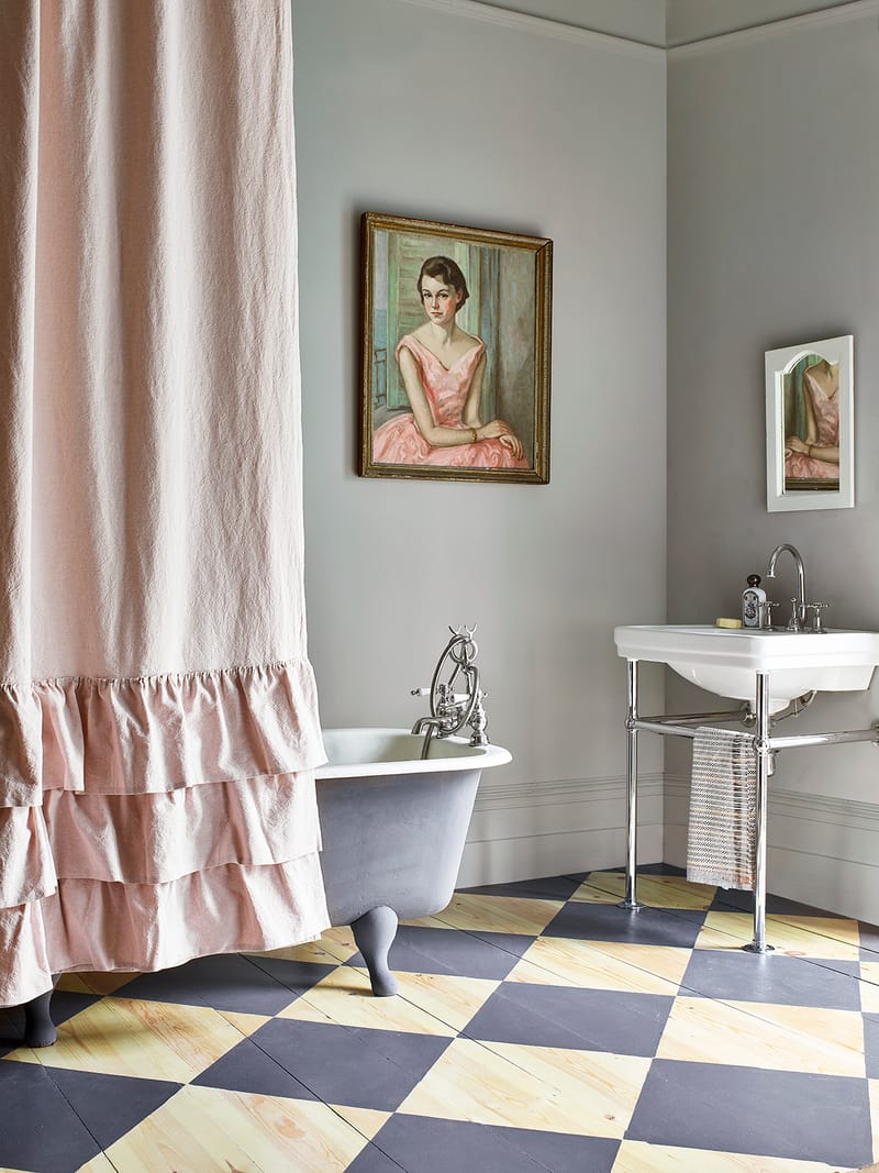 Annie Sloan - Bathroom - Wall Paint in Paris Grey, Chalk Paint in Old Violet - Lifestyle - Portrait (2)